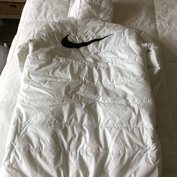 Nike Classic Longline Padded Jacket with a hood in a size large! NWT! - Picture 3 of 5